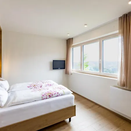 Weingut-wohlfuehlzimmer Adam-lieleg *