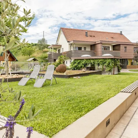 Weingut-wohlfuehlzimmer Adam-lieleg *